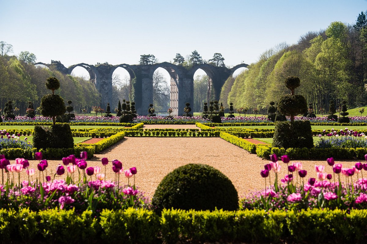 Aqueduc dans les jardins de Maintenon